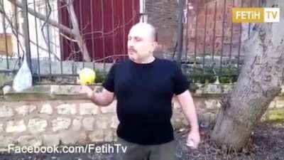 göğüsü şişire şişire tavuğa dönmüş haberi yok dangalağın ayvayı kafaya vurunca aklı 2 saniye gitti geldi hala şov peşinde am kodumun şebeği :D