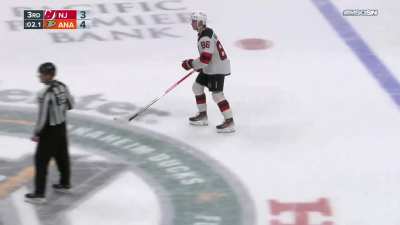 Jack Hughes gets awarded a penalty shot with 2 seconds left in the game.