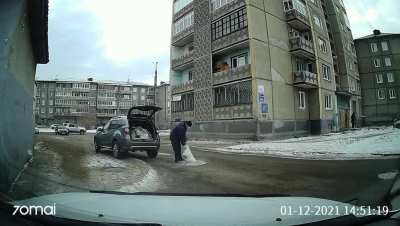 Пенсионер в Ангарске самостоятельно засыпает дорожные ямы