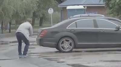 Vasily Shvets, vice-governor of investment policy, resorts and the Olympic heritage of the Kuban, and now the acting mayor of Anapa, washes his hands in a puddle in front of the restaurant. 
