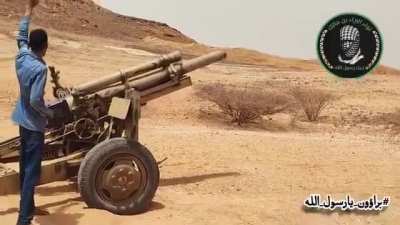 Sudanese soldiers/militia firing what appears to be a WW2-era artillery piece at the RSF