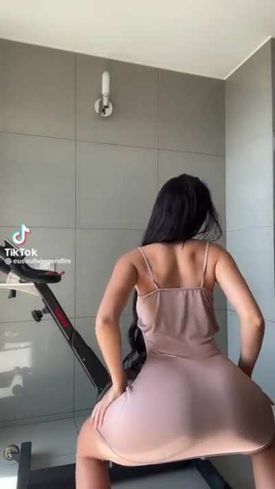 Dress going into ass crack