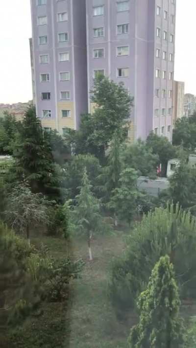 Belediye ilaçlama aracı, arada bi de anons yapıyor sağlı<wbr>ğınız için camları kapayın diye.