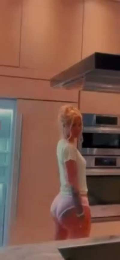 Iggy shaking her fat ass