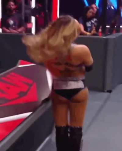 Peyton's pretty face is bounced off the announce table. Lights out doll!!🤣