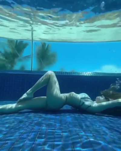 Sydney while inside the pool | IG 3-27-2025