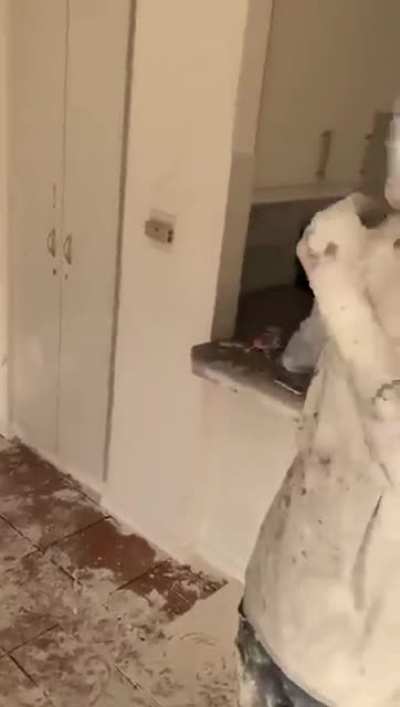 Messed up the owners house after taking too much.(Language is Afrikaans)