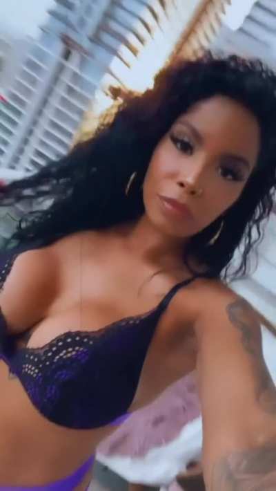 Latina Bombshell 🇨🇺