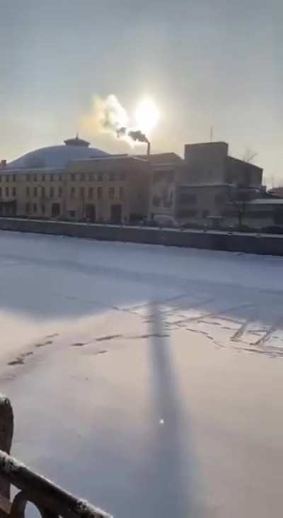 В Санкт-Петербурге на заснеженном льду кто-то написал «Навальный». На место приехали сотрудники МЧС, чтобы убрать надпись. 😂