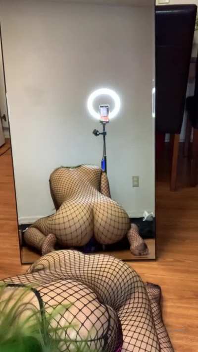 Bunza<wbr>ndtoo<wbr>tsies in fishnets