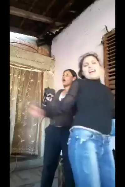Unii de revelion se uită la Dan Negru...