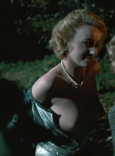 Pauline Lafont's busty plot in 