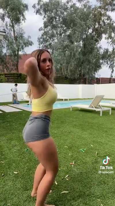 White girl has been eating her oodles of noodles nd oats 🥇🍑