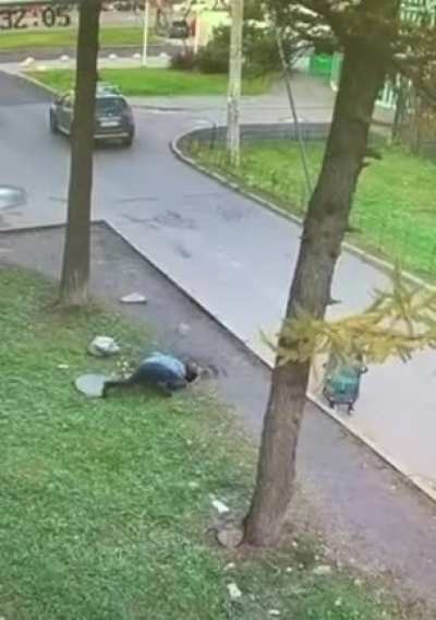 Mother and passerby rescue the kid who fell into the sewer