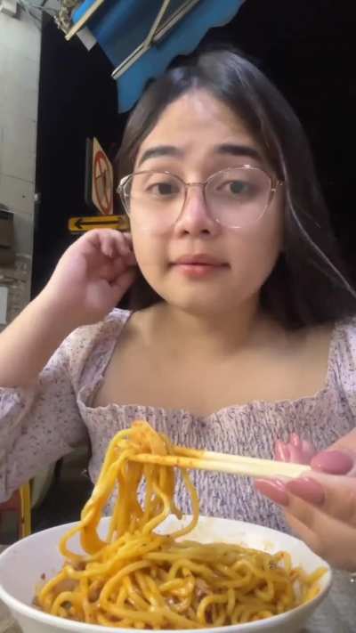 POV: I’m your trans<wbr>girlf<wbr>riend and we eat outside 🤍 