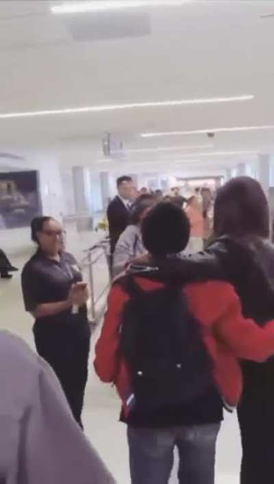 Selena Gomez gives her time and patience to the fans and make them happy