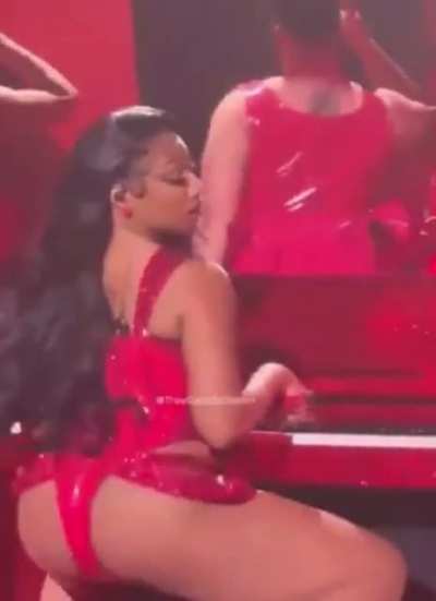 😩😩😩SH<wbr>AKE THAT ASS FOR US😩😩😩
