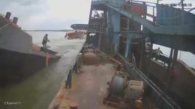 Overloaded river barge (08-04-2021)