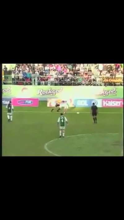 Quem diria que Supla, o rebelde Brasileiro, jogava tanta bola. Seu estilo mistura a Catégoria de Renato Augusto com a raça de Leandro Donizetti. Lances do finado Rockgol MTV.