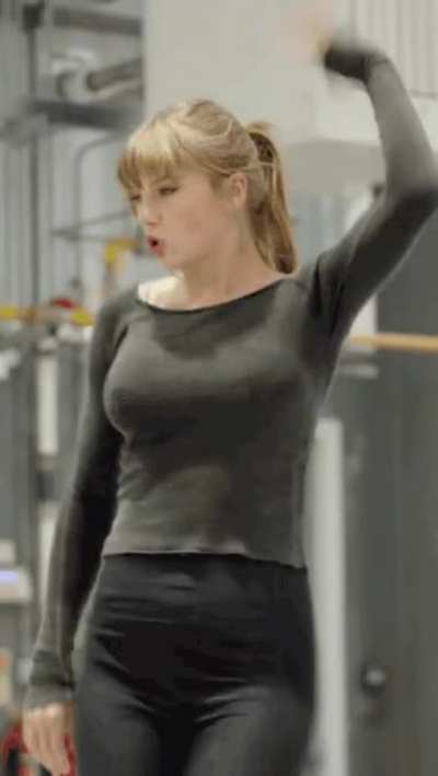 Taylor Swift shaking her thicc body
