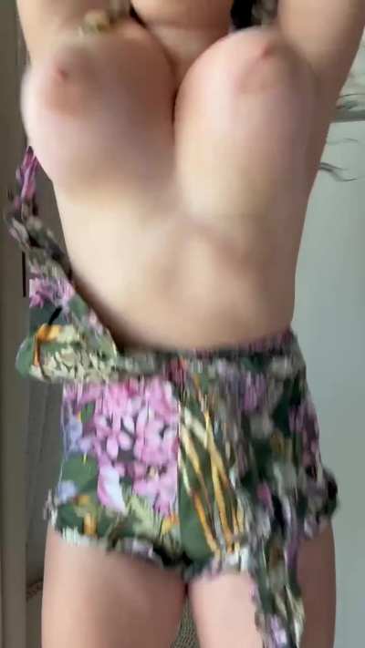 the most seductive boob bouncing ever ;)