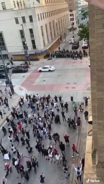 Texan Cops Shooting Tear Gas Grenades at Peaceful kneeling Protestors