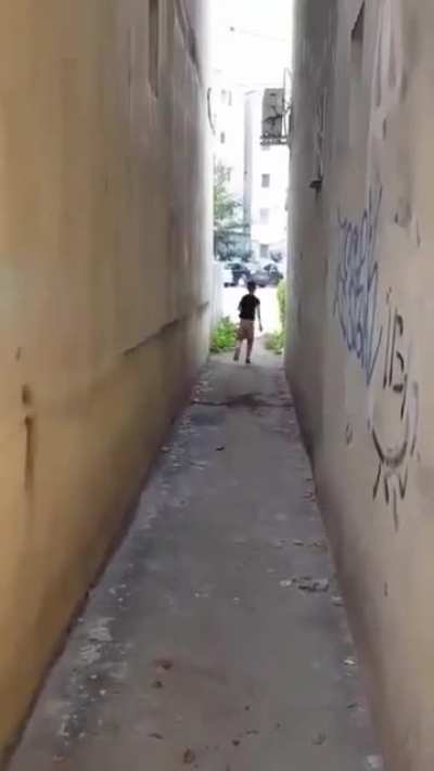 Eu não sei se ele tava cagando ou enfiando um negócio no cu