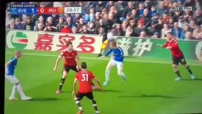 Maguire calling for handball against his own team [great arm raise]