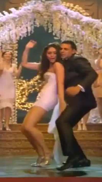 No one Bang Bebo's Back better than Akki 🍑