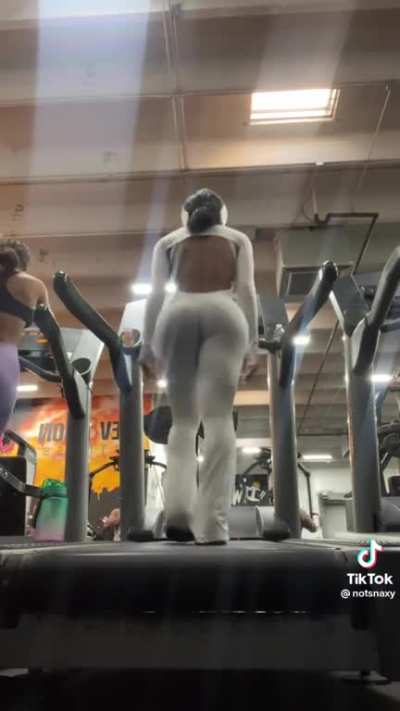 Thicc gym baddie