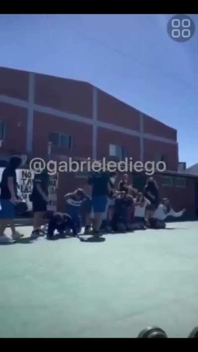 Un colegio de Palomar presento los buzos de egresados con un simulacro de fusilamiento