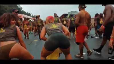 I would KILL to be the guy she was grinding on… 😭