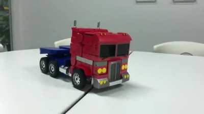 This Transformers robot actually living up to its name