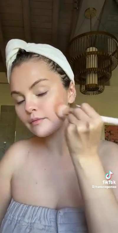 AFTER BATH SELENA GOMEZ.......