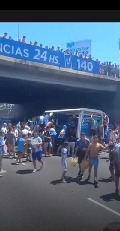 menos mal se salia solo a celebrar