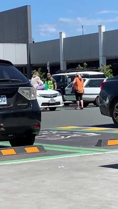 Lady claims taxi stole handbag, sits on car in protest