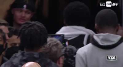 [Highlight] Fan throws water bottle at Kyrie's head