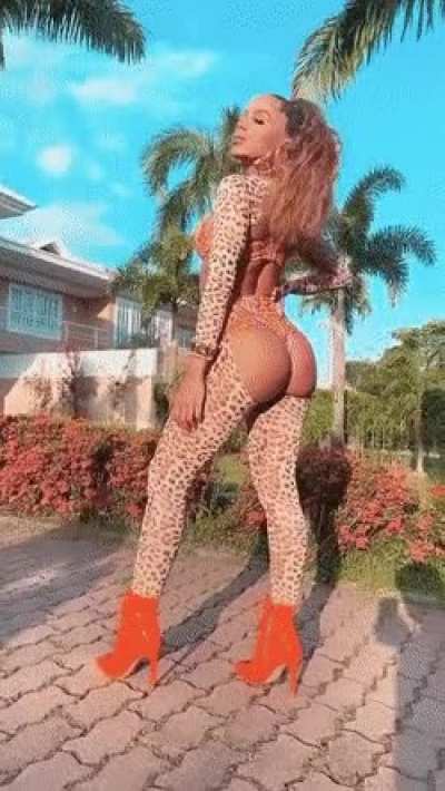 Anitta, 👑🍑