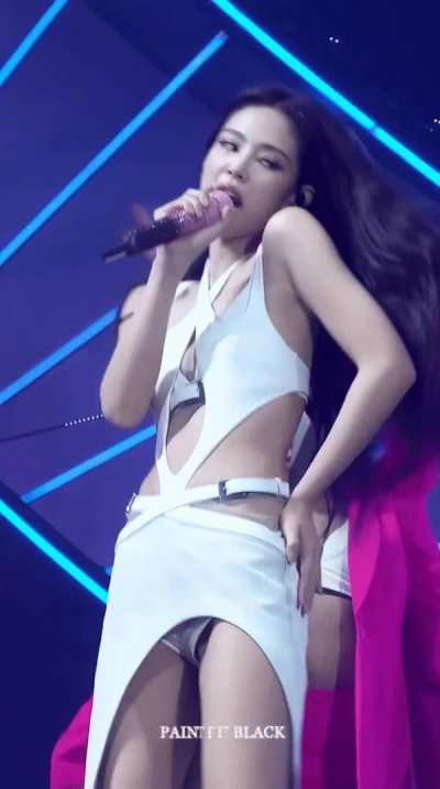 Jennie under lips 💋👅 She's daaaa<wbr>aaaaa<wbr>aaaaa<wbr>amn sexy in this outfit. EVERYONE DREAM GIRL 😻💖