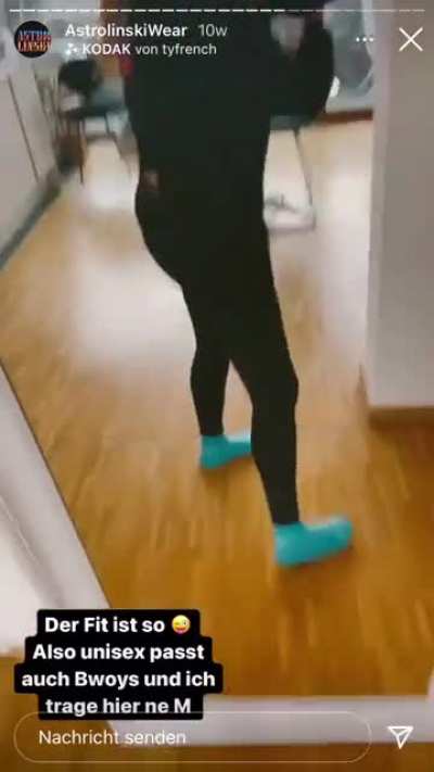 Palina filmt sich von hinten