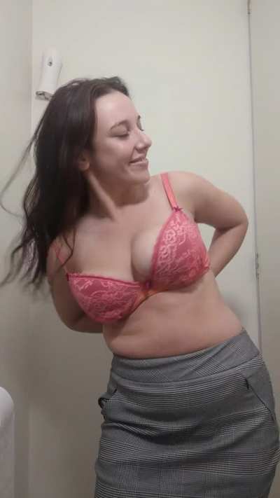 Thanks for stopping by and checking out my MILF titties ❤️