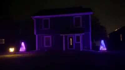 This amazing Mandalorian Christmas light show.