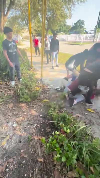 Girl pees and 💩 mid fade
