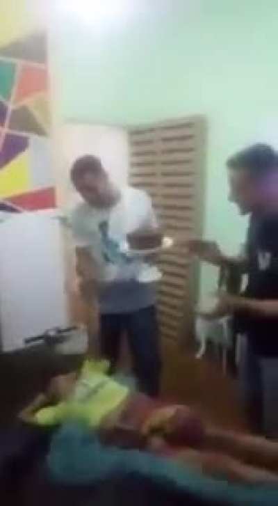 Que porra de aniversário me deixa mimir em paz