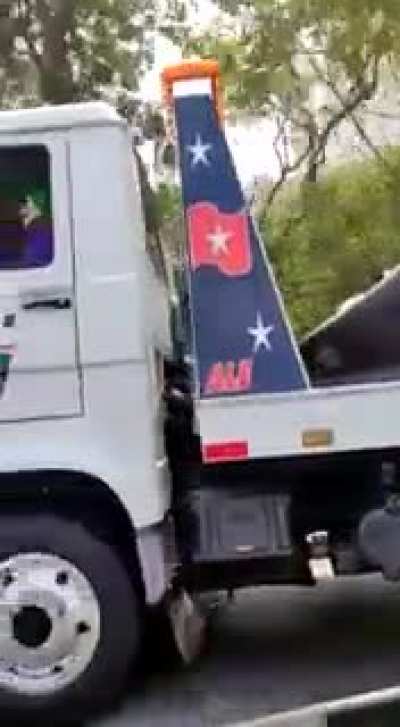 Batmóvel sendo rebocado kkkkkkk