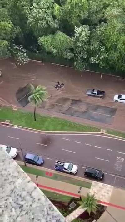 Pista emborrachada do Parque do Ingá, Maringá - PR. Custo total da obra: 3.9 milhões.