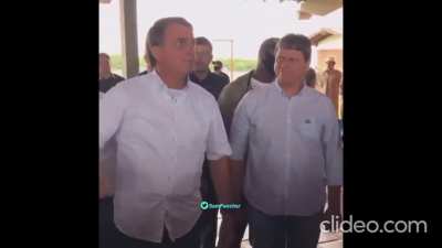 No dia seguinte ao Brasil registrar quase 2 mil mortes pela Covid-19, o Presidente diz, em meio a uma aglomeração, que ''lamenta as mortes, mas temos que conviver, não adianta correr para debaixo da cama. Nosso governo esta muito bem'' ''Chega de frescura