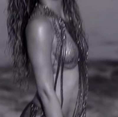 I love Shakira‘s face as she bounces her ass