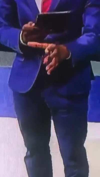 Why is his hand like th----- 😱