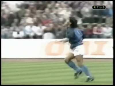 Falleció el Diego, un pedazo de jugador y uno de los mejores de todos los tiempos. Dejo esta joyita para recordarlo.